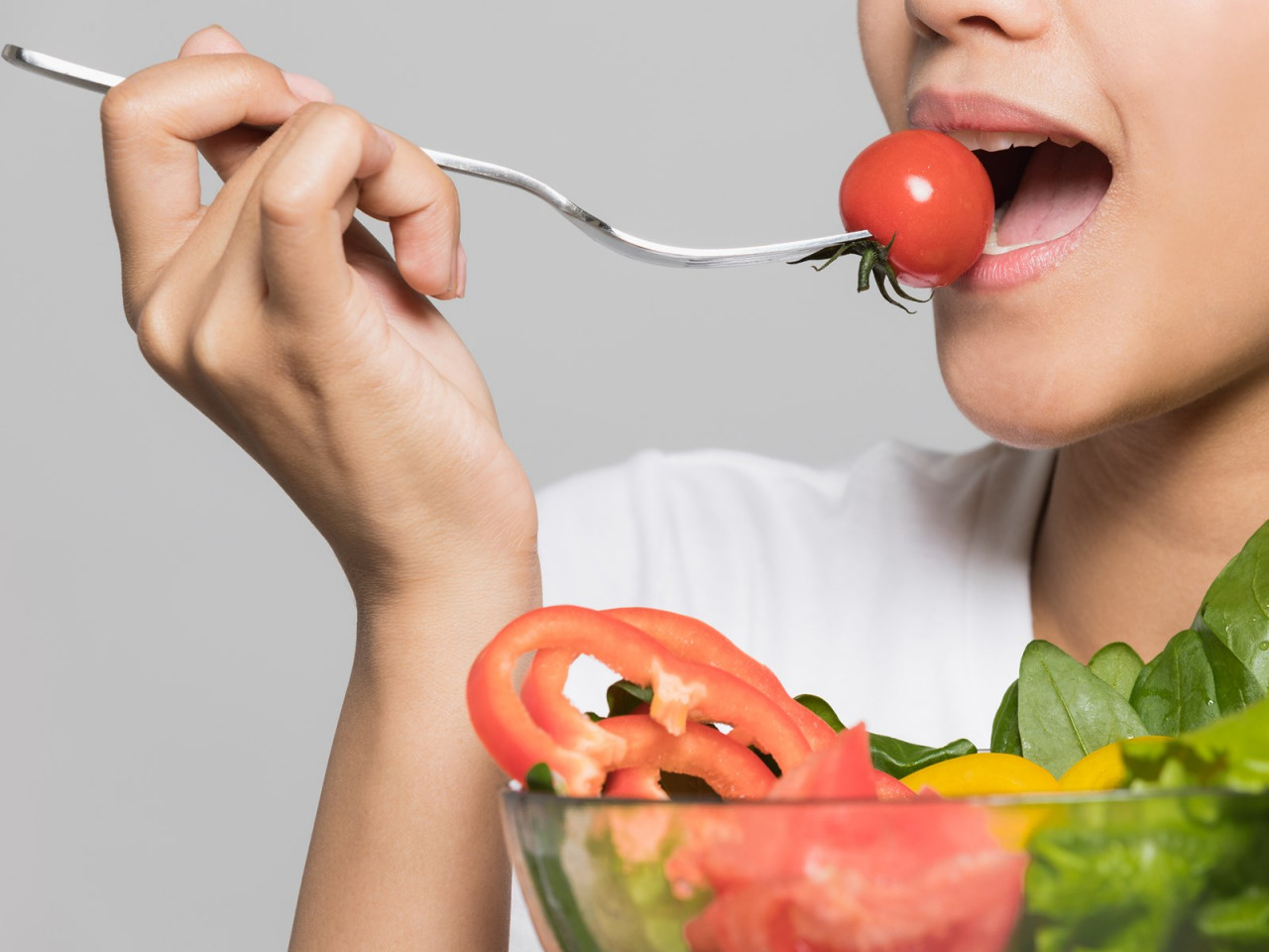 野菜を食べる女性